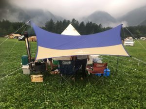 悪天候の中でふもとっぱらキャンプ場でタープとテントを張る